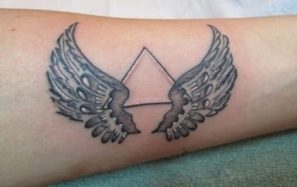 Tetování: Křídla a pyramida